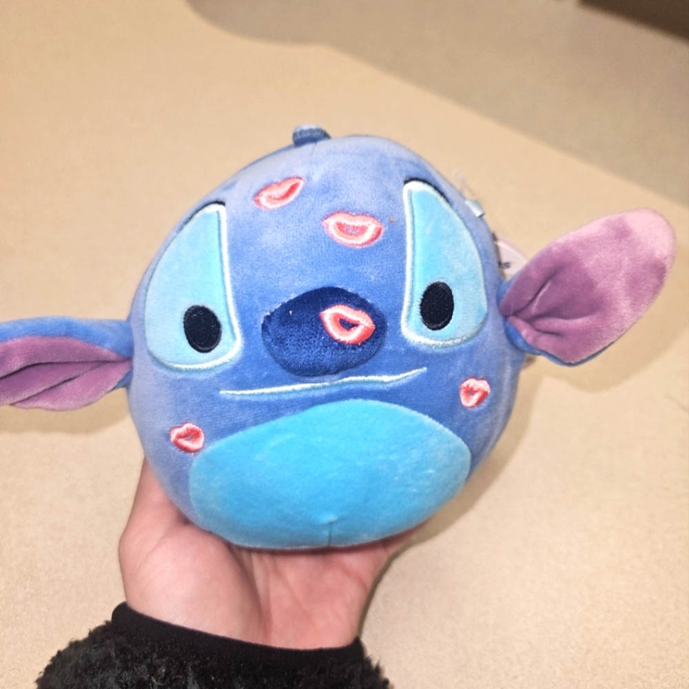 NWT Stitch Kisses 💋 Valentine's Day 5" Disney Squishmallow Smooches